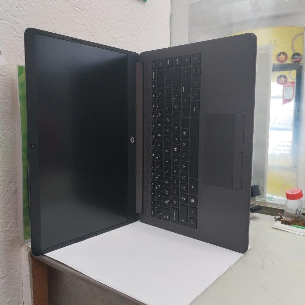 LAPTOP HP 245 G9 (2023) 512 GB SSD 16 GB RAM (SEMINUEVO)