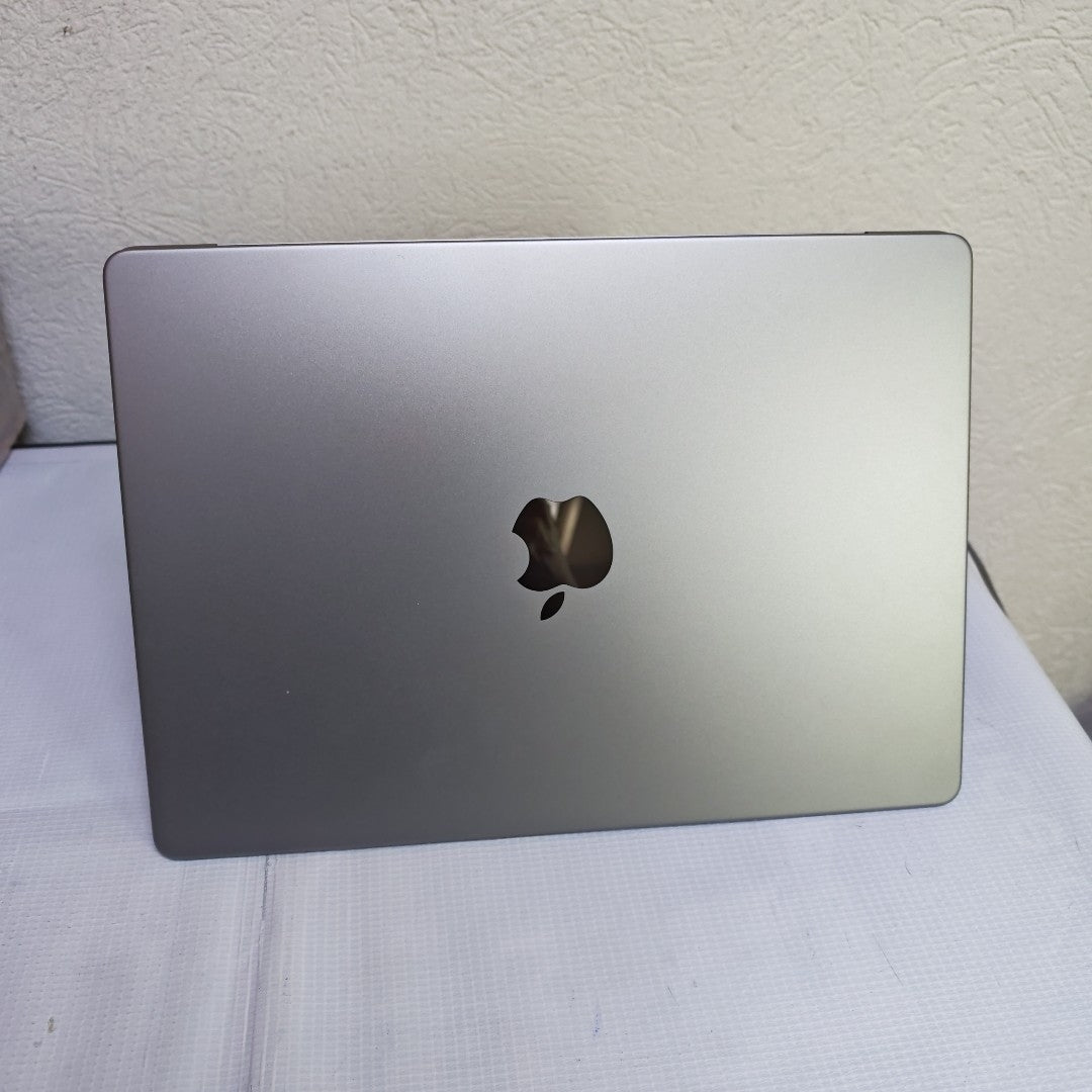 LAPTOP APPLE MACBOOK PRO 14" 2021 3.2 A2442 (8 CPU/14 GPU) 512 GB SSD 16 GB RAM (SEMINUEVO)