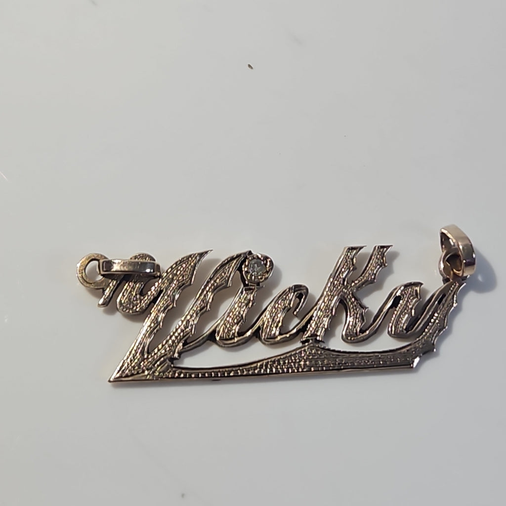 K1 2,80 GRMS 8 K ESPECIFICACIONES COMPLEMENTARIAS DIJE NOMBRE VIKY 11/II/86 (SEMINUEVO)