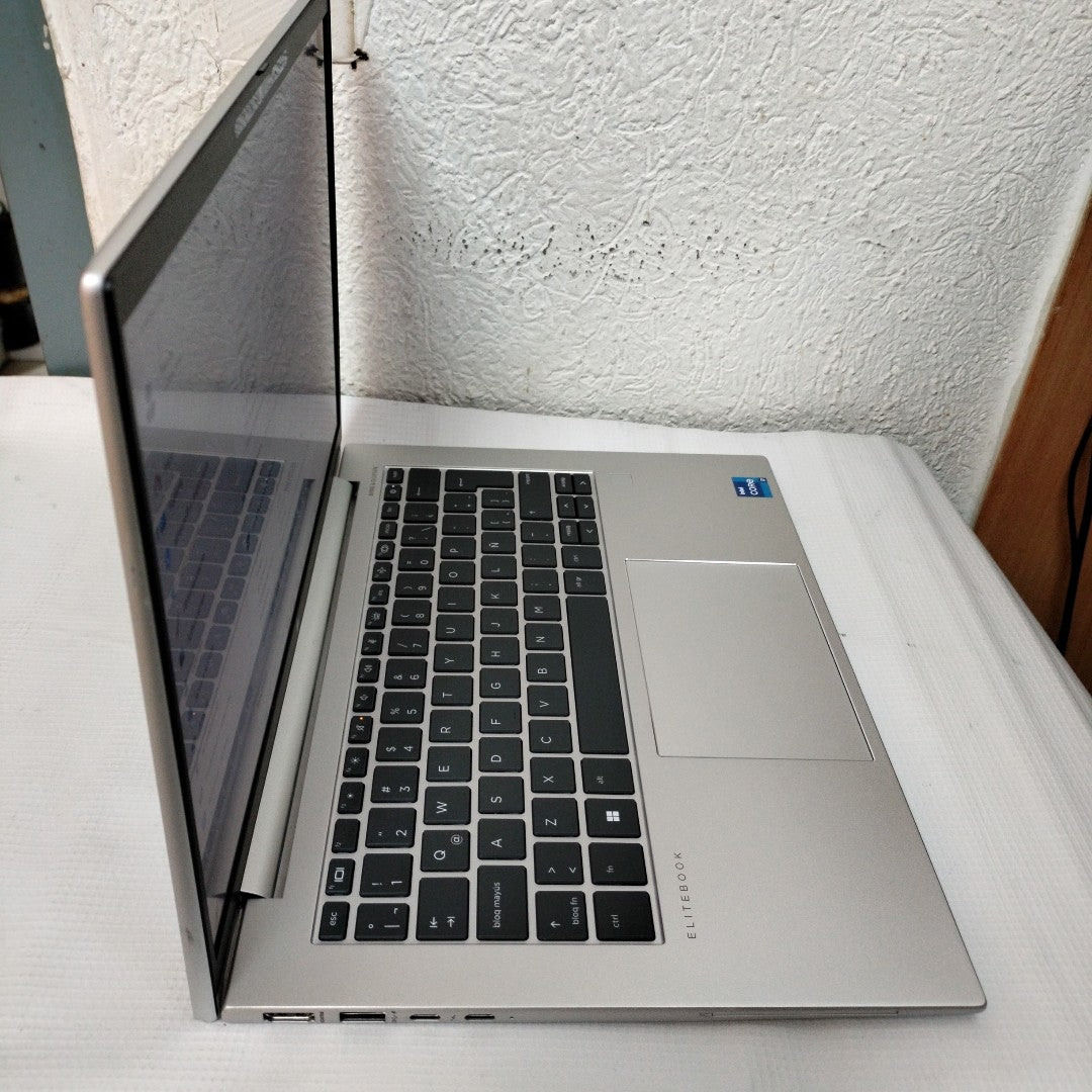 LAPTOP HP ELITEBOOK 840 G10 (2024) 256 GB SSD 32 GB RAM (SEMINUEVO)