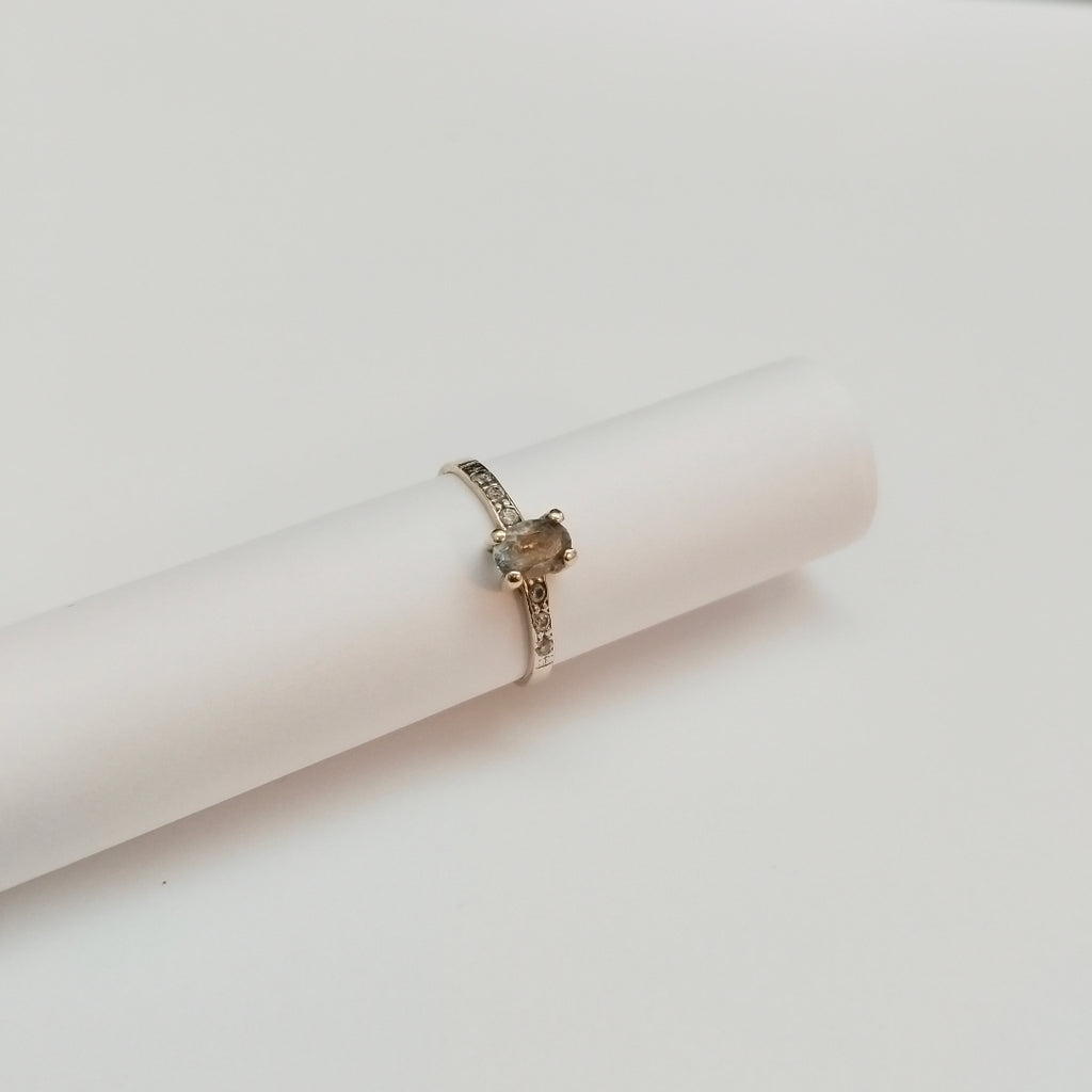 K1 1,30 GRMS 10 K ESPECIFICACIONES COMPLEMENTARIAS ANILLITO CON CIRCONIA Y PIEDRA (SEMINUEVO)