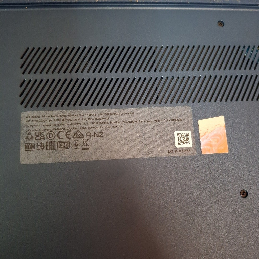 LAPTOP LENOVO IDEAPAD SLIM 3 15IAN8 (2023) 256 GB SSD 8 GB RAM (SEMINUEVO)