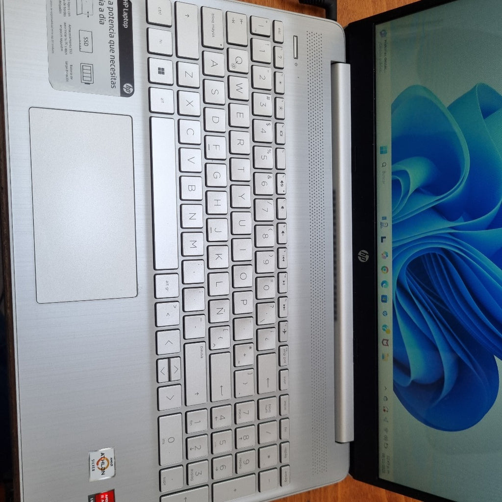 LAPTOP HP 15-EF1501LA (2022) 256 GB SSD 8 GB RAM (SEMINUEVO)
