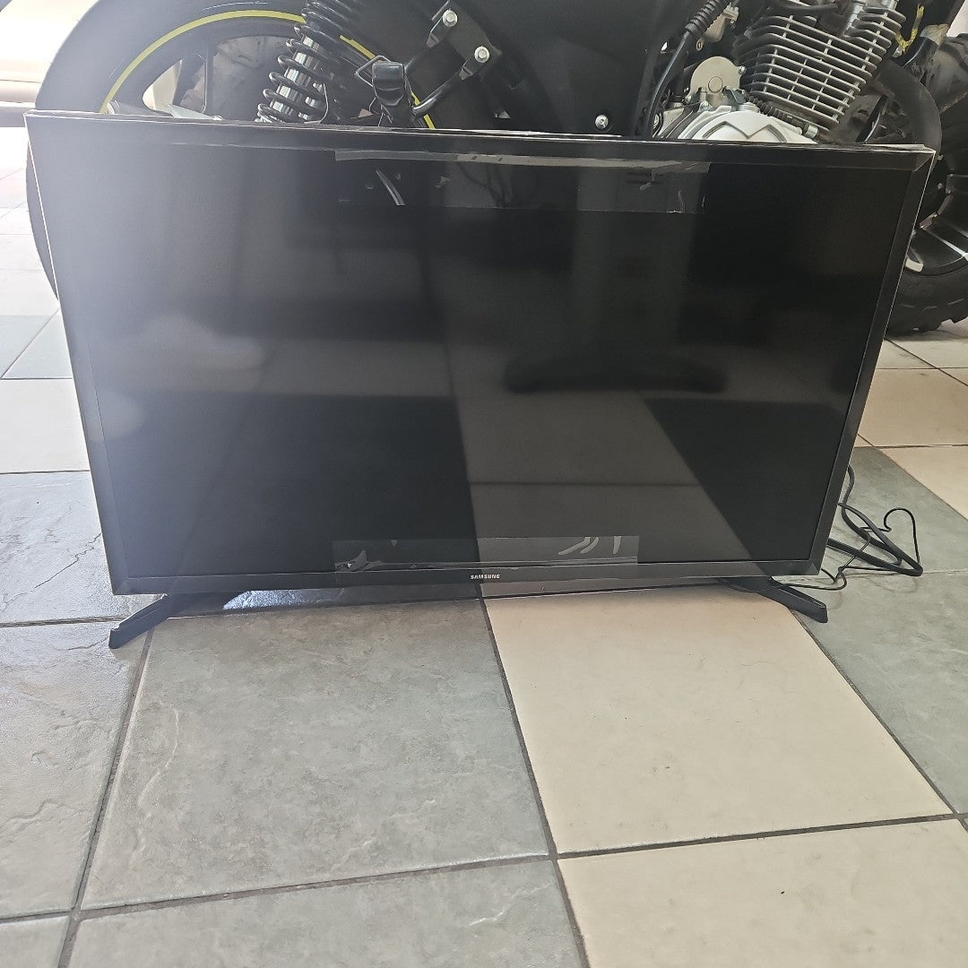 PANTALLA SAMSUNG BE32T-B (2025) 32" LED HD (SEMINUEVO)