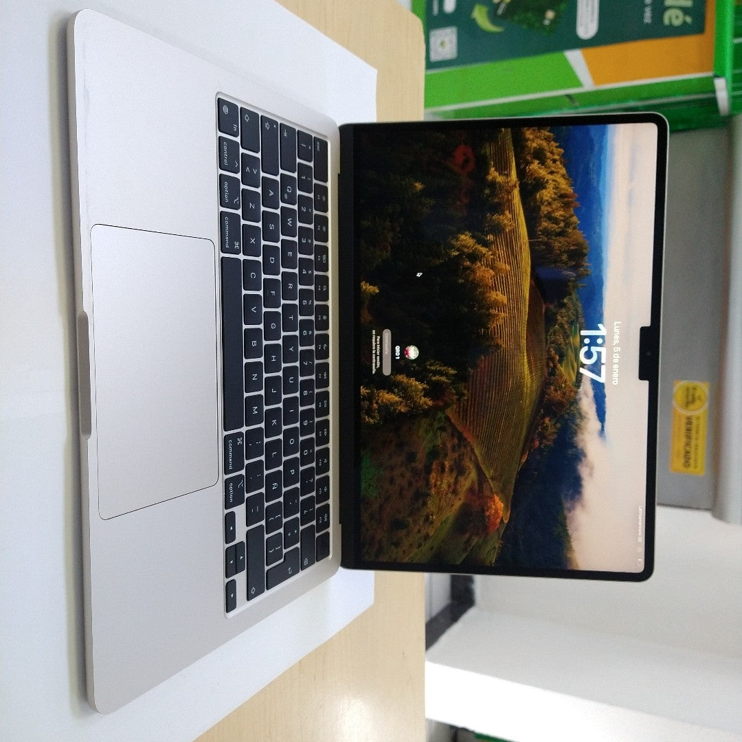 LAPTOP APPLE MACBOOK AIR 13" 2022 3.49 A2681 (8 CPU/8 GPU) 256 GB SSD 16 GB RAM (SEMINUEVO)