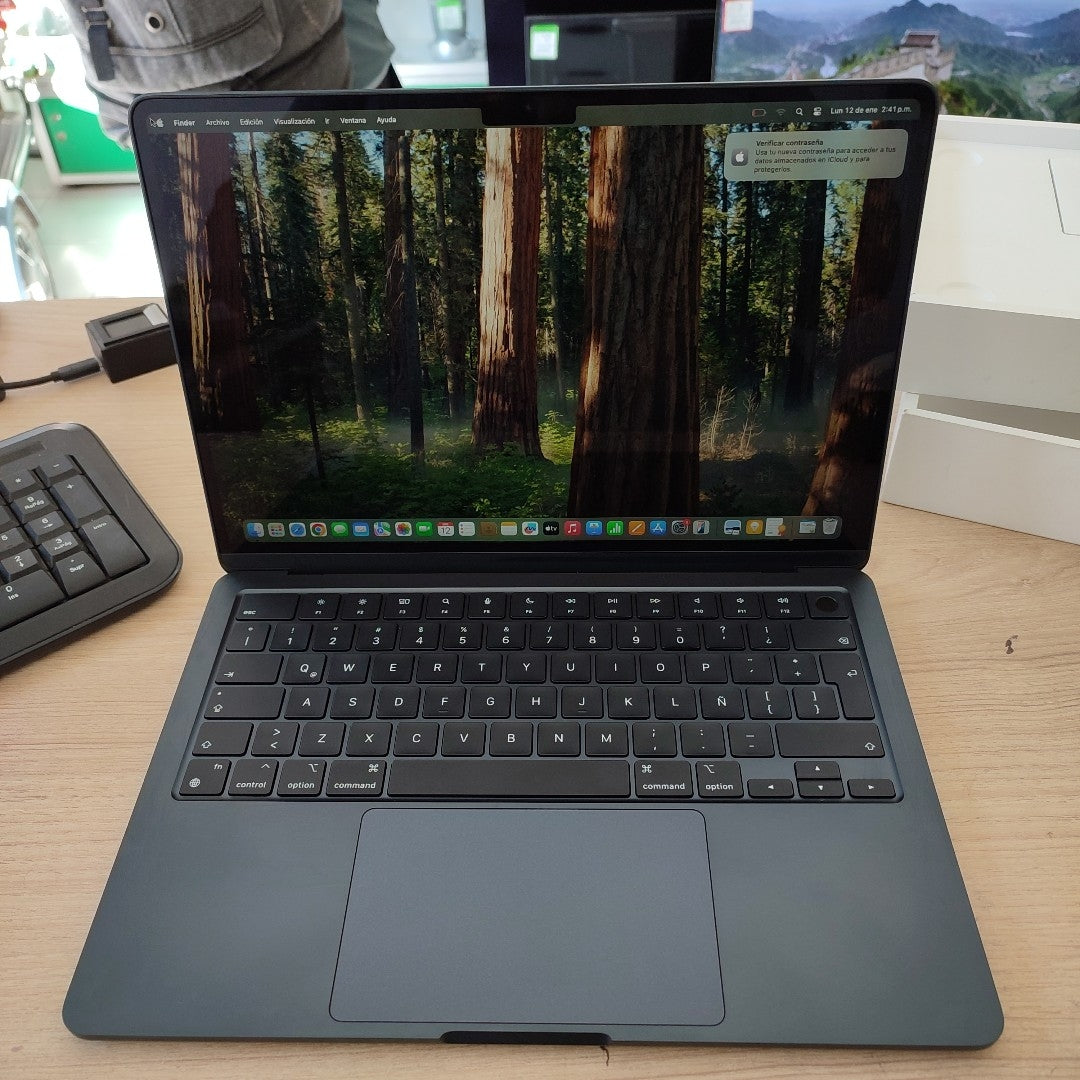 LAPTOP APPLE MACBOOK AIR 13" 2024 4.05 A3113 (8 CPU/ 8 GPU) 256 GB SSD 16 GB RAM (SEMINUEVO)