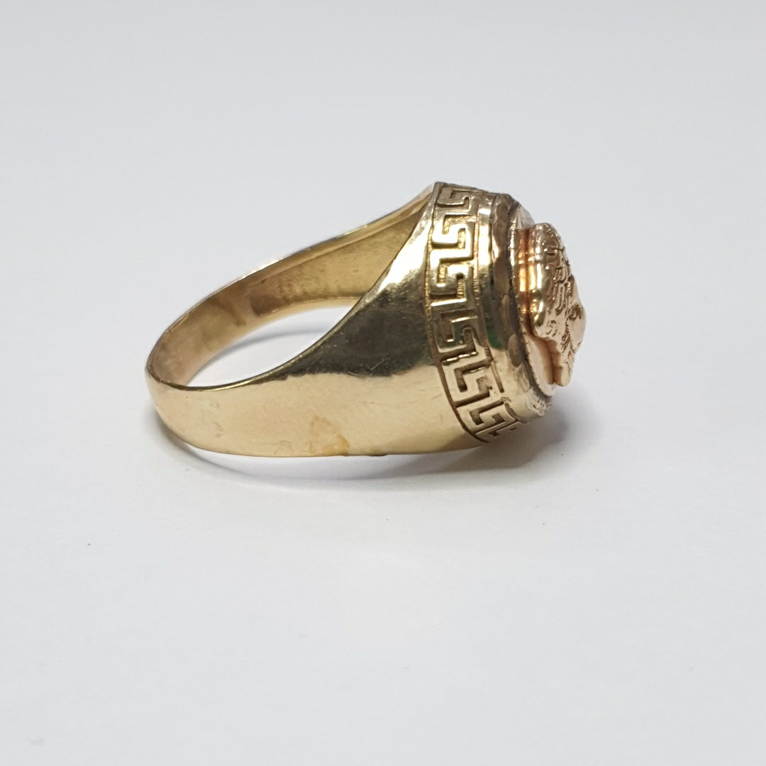 K1 8,00 GRMS 10 K ESPECIFICACIONES COMPLEMENTARIAS ANILLO CON GRABADO DE MEDUSA (SEMINUEVO)