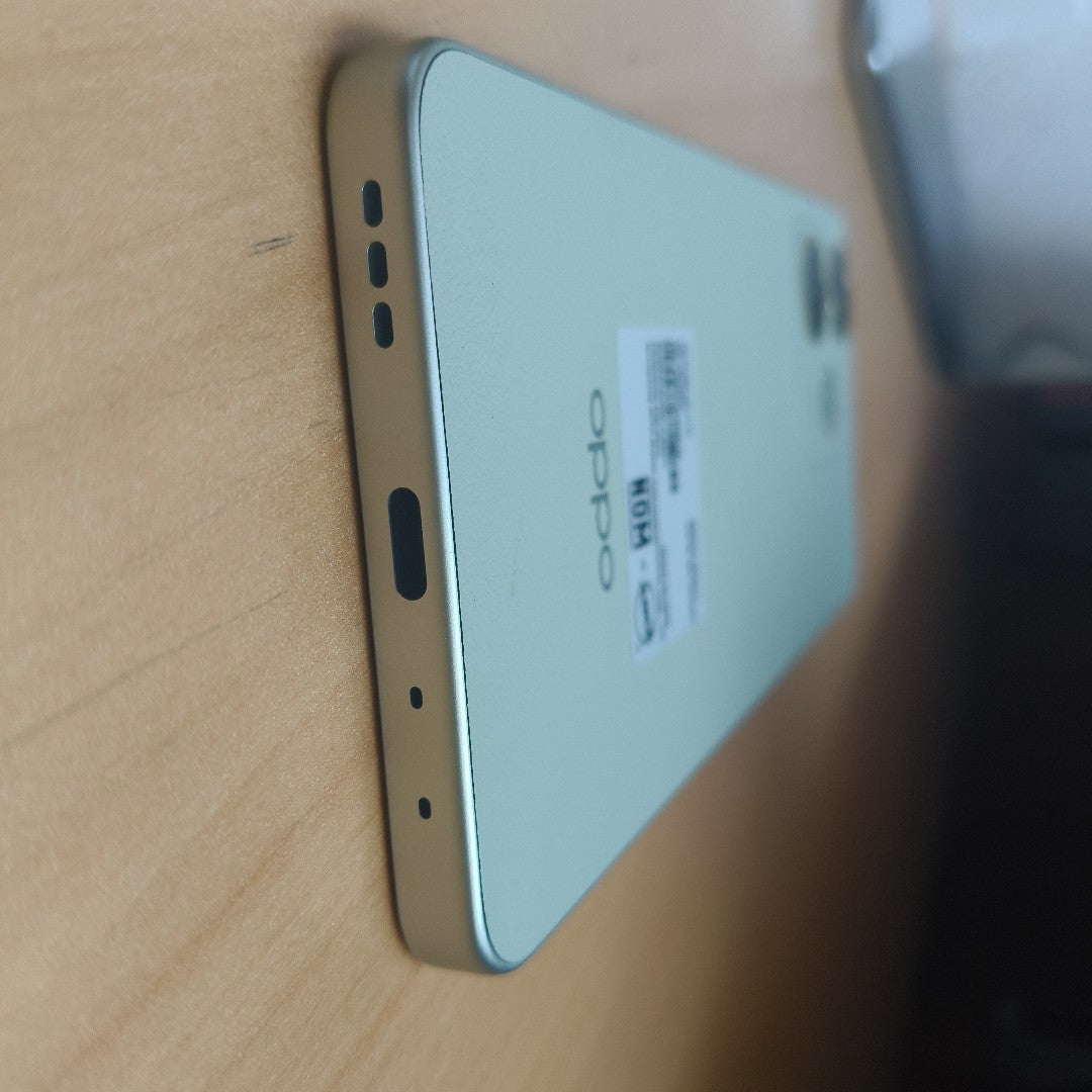 CELULAR OPPO  A5 PRO CPH2711 (2025) 256 GB 8 GB RAM (SEMINUEVO)