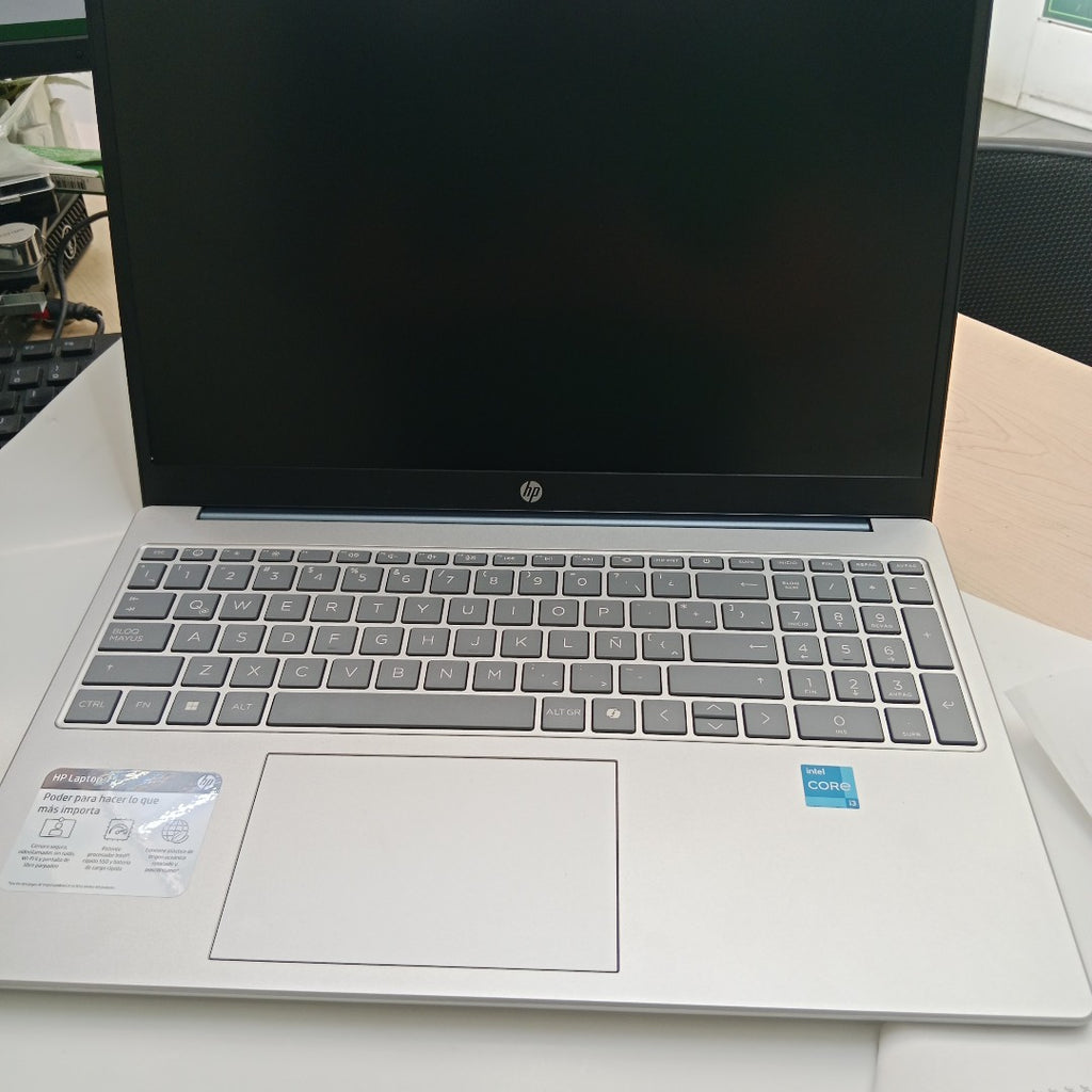 LAPTOP HP 15-FD0231LA (2025) 512 GB SSD 8 GB RAM (SEMINUEVO)