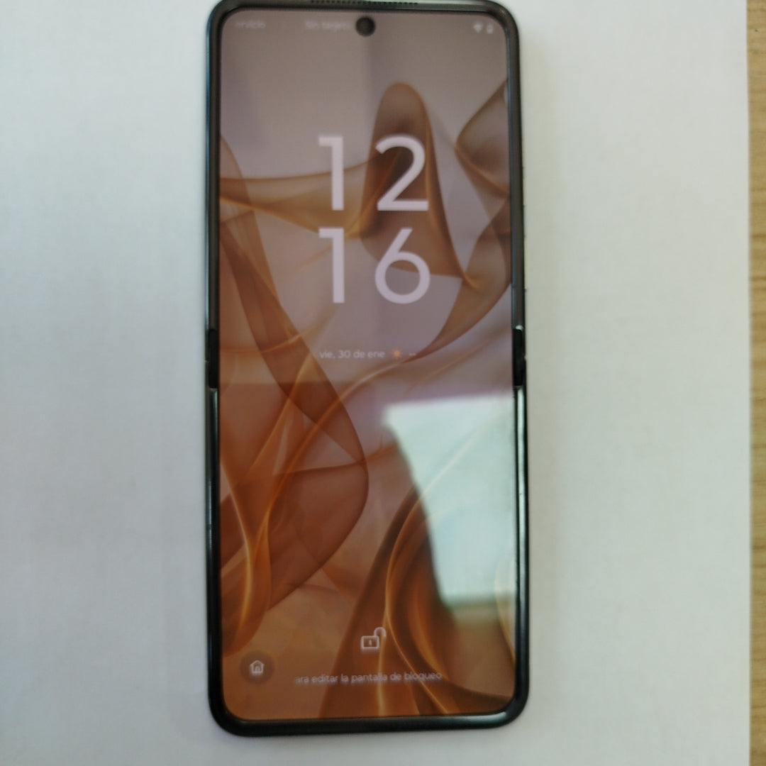 CELULAR MOTOROLA RAZR 50 5G XT2453-1 512 GB 12 GB RAM (SEMINUEVO)