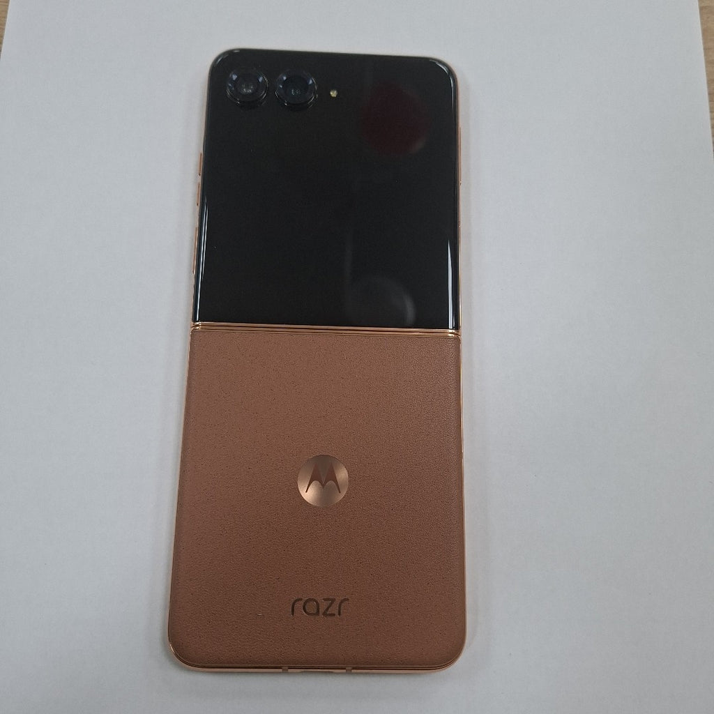 CELULAR MOTOROLA RAZR 50 ULTRA XT2451-3 (2024) 512 GB 12 GB RAM (SEMINUEVO)