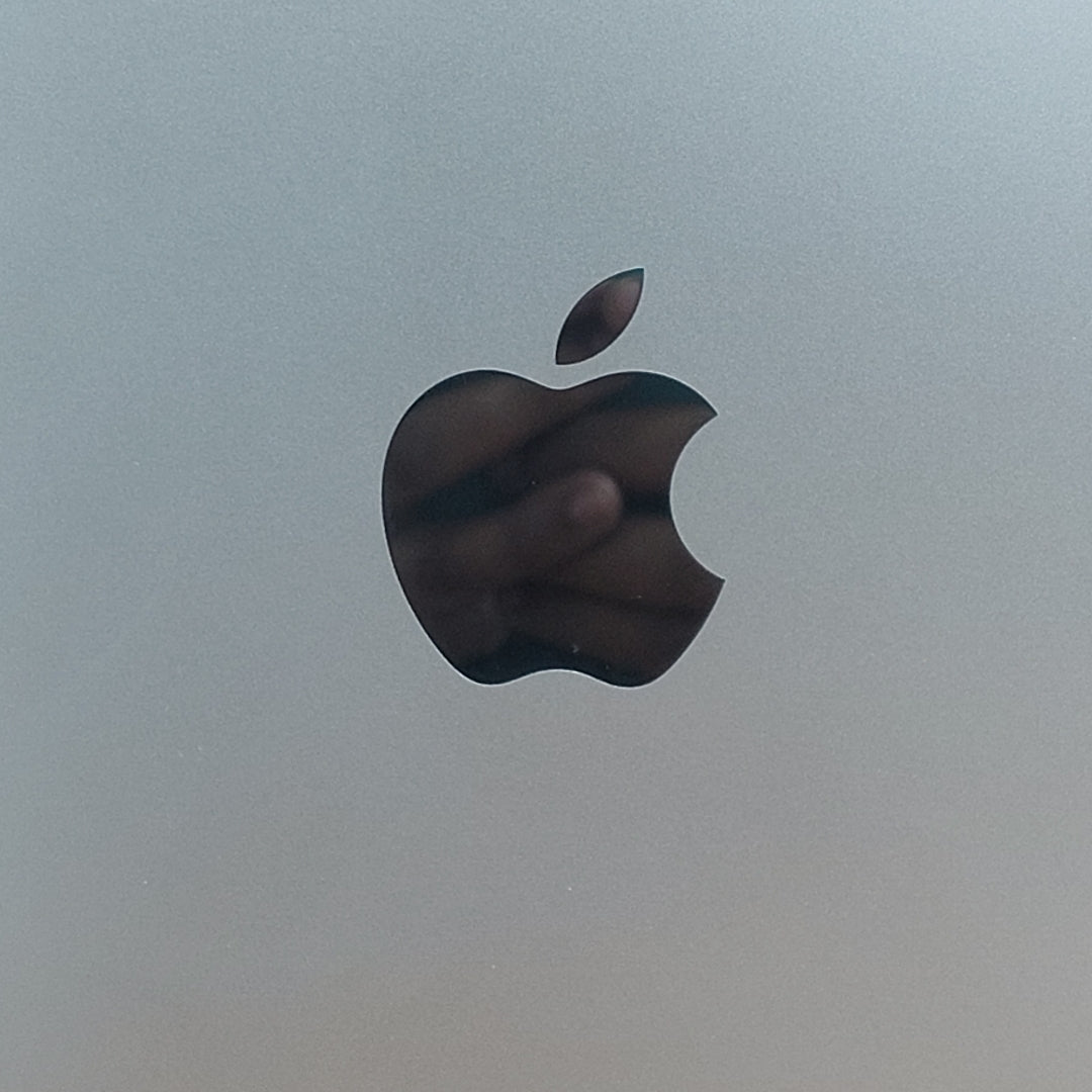 LAPTOP APPLE MACBOOK AIR 13" 2022 3.49 A2681 (8 CPU/8 GPU) 256 GB SSD 8 GB RAM (SEMINUEVO)