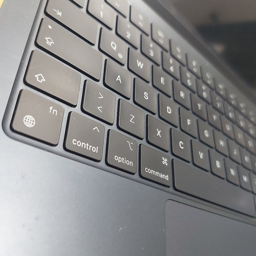 LAPTOP APPLE MACBOOK AIR 13" 2022 3.49 A2681 (8 CPU/8 GPU) 256 GB SSD 8 GB RAM (SEMINUEVO)