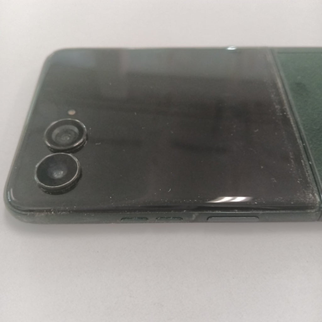 CELULAR MOTOROLA MOTO RAZR 60 ULTRA XT2551-6 (2025) 1 TB 16 GB RAM (SEMINUEVO)