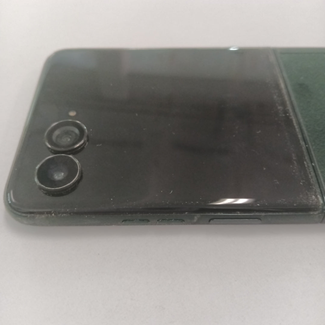 CELULAR MOTOROLA MOTO RAZR 60 ULTRA XT2551-6 (2025) 1 TB 16 GB RAM (SEMINUEVO)