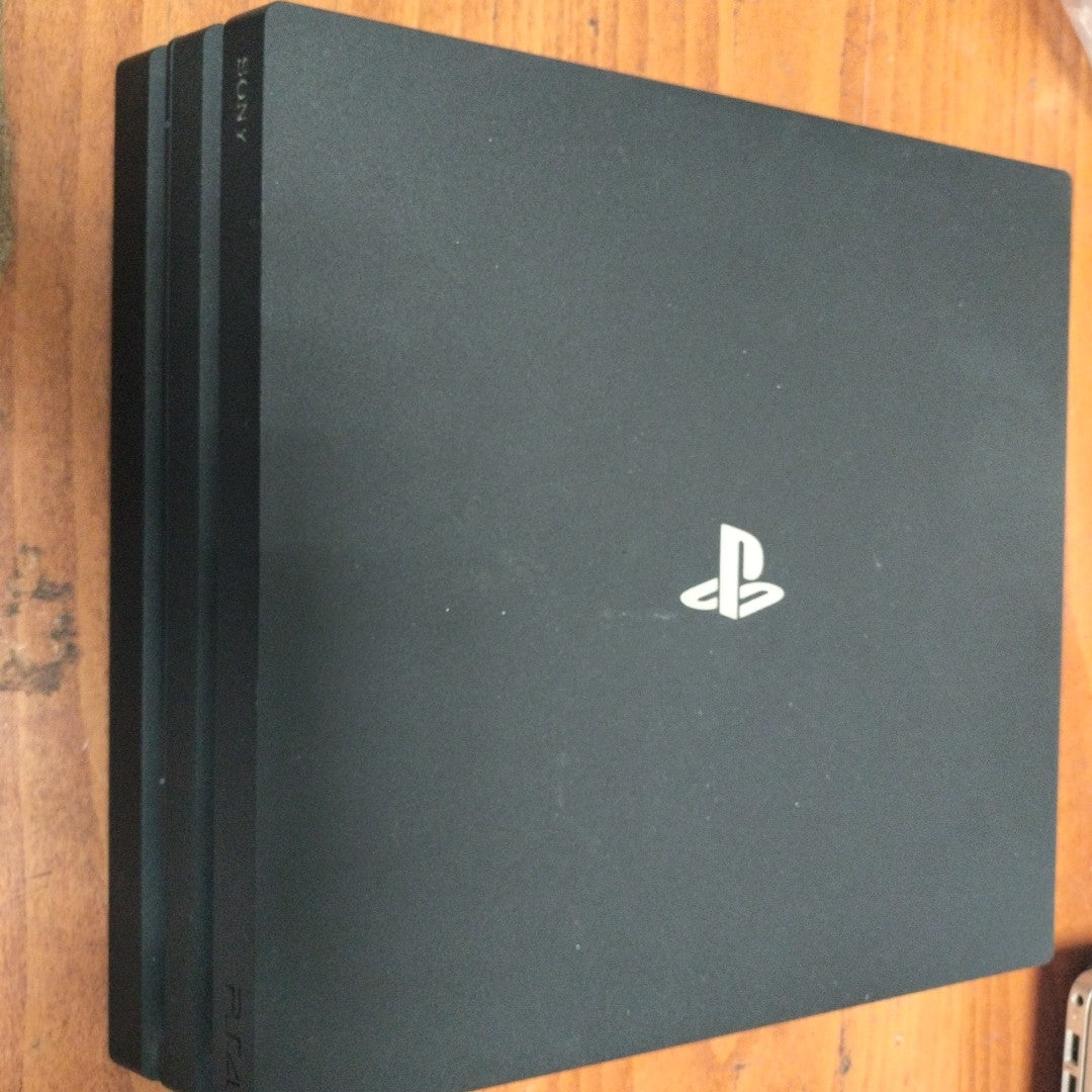 CONSOLA DE VIDEOJUEGO SONY PS4 PRO 1 TB (SEMINUEVO)