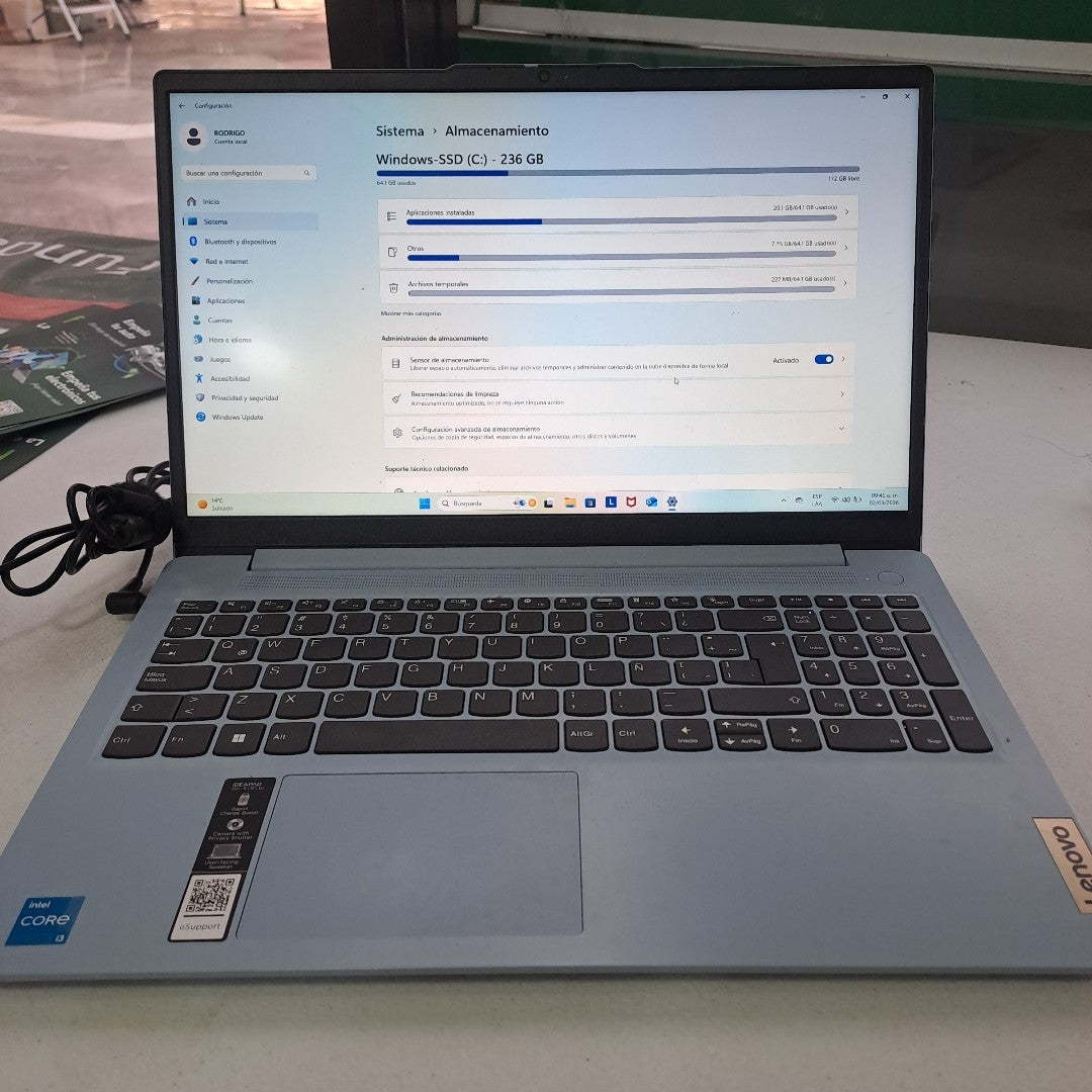 LAPTOP LENOVO IDEAPAD SLIM 3 15IAN8 (2023) 256 GB SSD 8 GB RAM (SEMINUEVO)