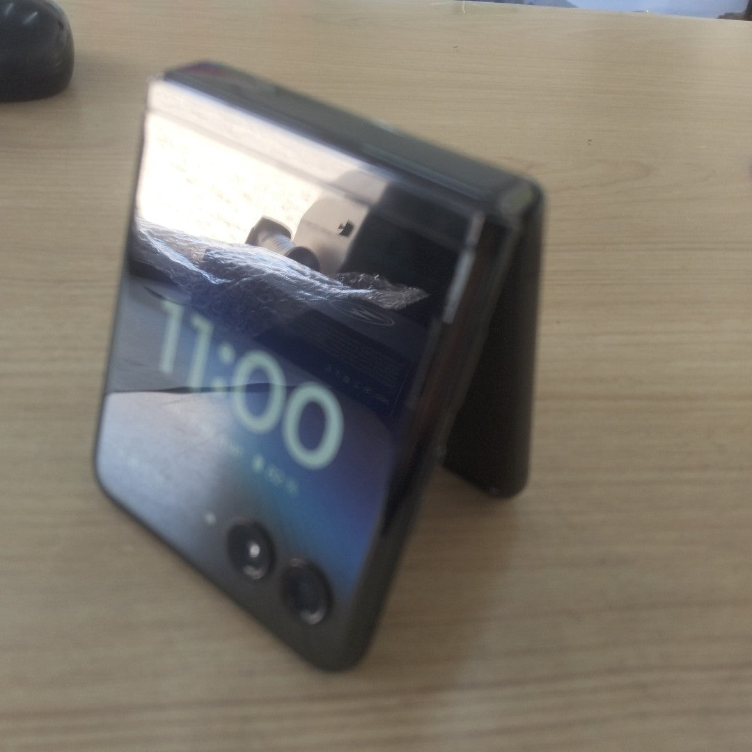 CELULAR MOTOROLA RAZR 40 ULTRA XT2321-1 (2023) 512 GB 12 GB RAM (SEMINUEVO)
