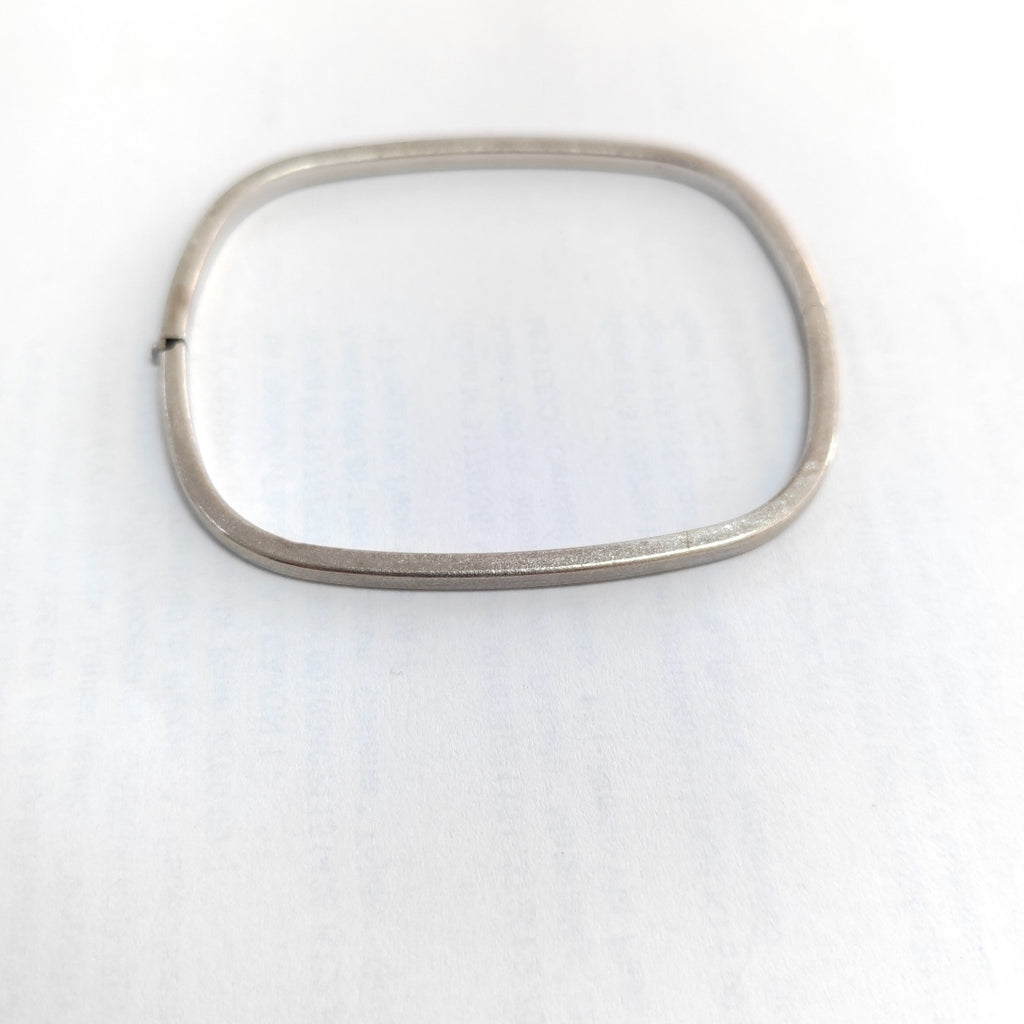PULSERA RIGIDA ORO BLANCO 14 K 5.4 GRMS (SEMINUEVO)