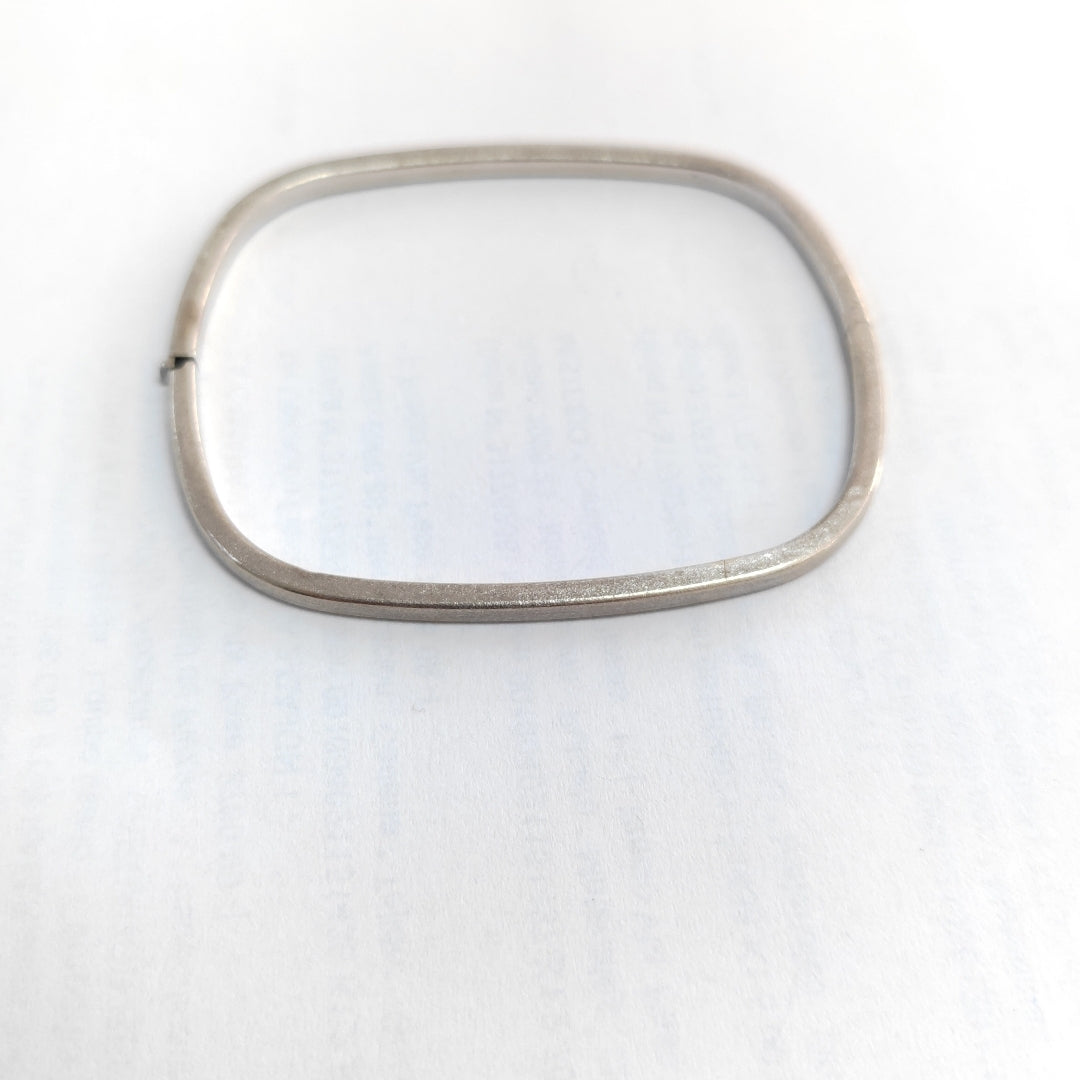PULSERA RIGIDA ORO BLANCO 14 K 5.4 GRMS (SEMINUEVO)