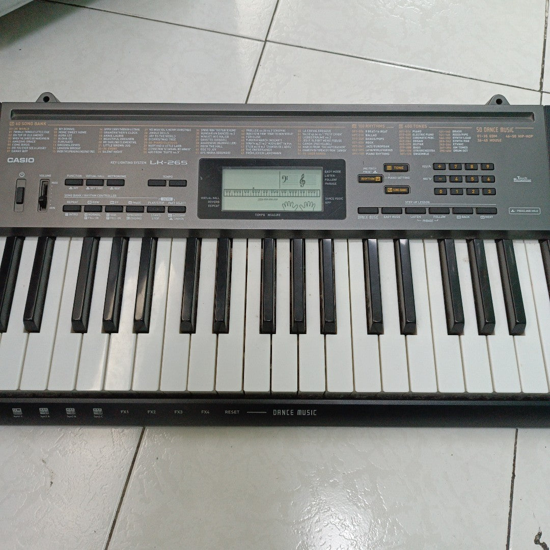 TECLADO CASIO LK-265 61 TECLAS PANTALLA LCD (SEMINUEVO)