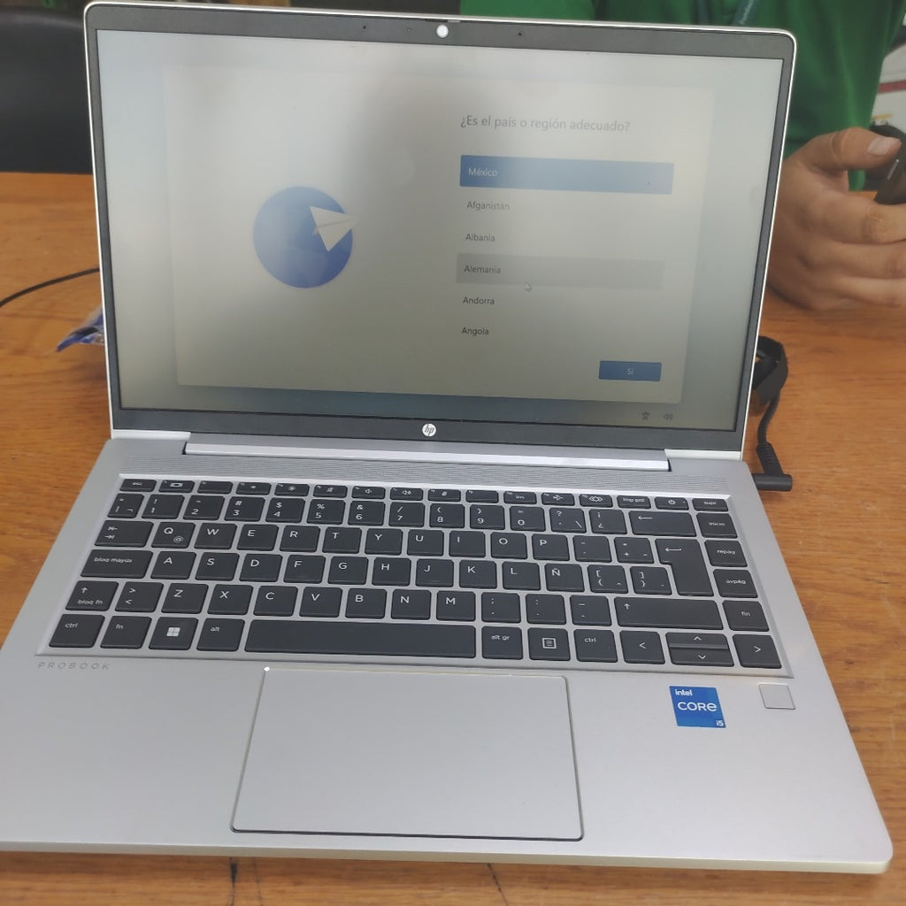 LAPTOP HP PROBOOK 440 G10 (2024) 512 GB SSD 16 GB RAM (SEMINUEVO)