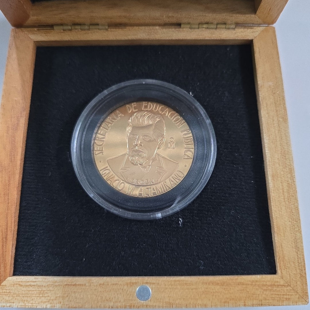 MEDALLA CONMEMORATIVA ORO 21 K 42 GRMS (SEMINUEVO)