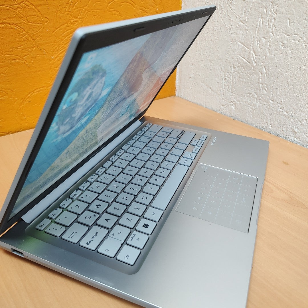 LAPTOP ASUS VIVOBOOK 14 X1404VA-NK1060W (2025) 512 GB SSD 8 GB RAM (SEMINUEVO)