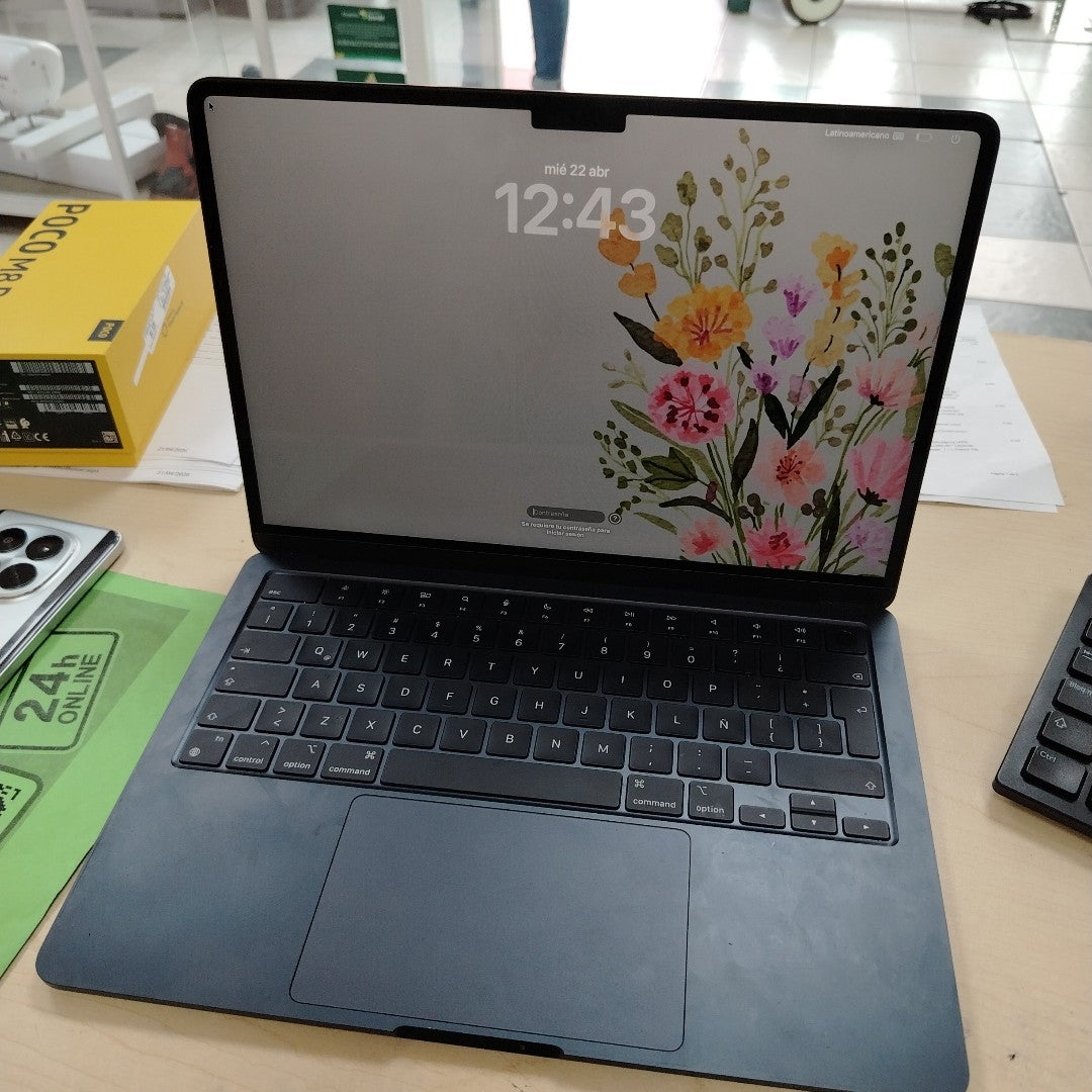 LAPTOP APPLE MACBOOK AIR 13" 2022 3.49 A2681 (8 CPU/8 GPU) 256 GB SSD 16 GB RAM (SEMINUEVO)