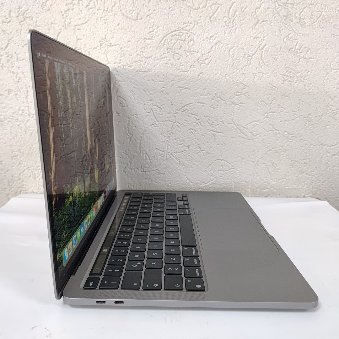 LAPTOP APPLE MACBOOK PRO 13" 2022 3.49 A2338 256 GB SSD 8 GB RAM (SEMINUEVO)
