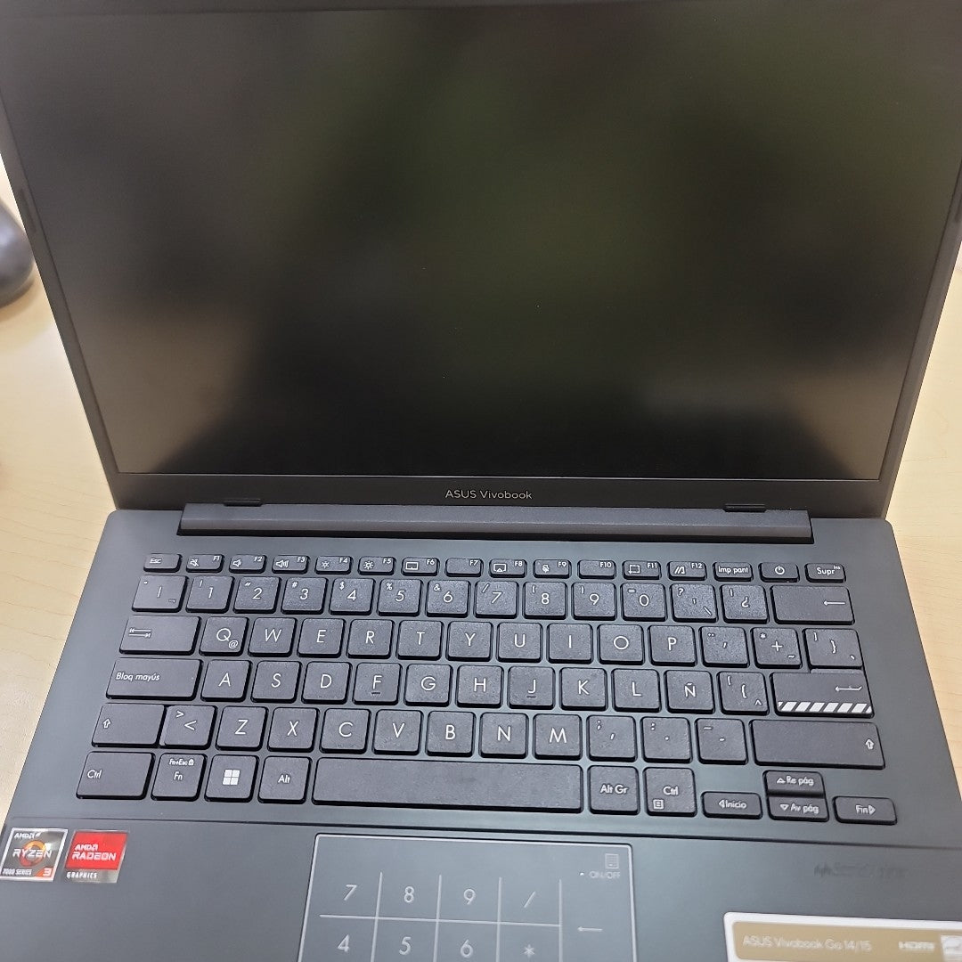 LAPTOP ASUS VIVOBOOK GO 14 E1404FA-NK341W (2025) 512 GB SSD 8 GB RAM (SEMINUEVO)