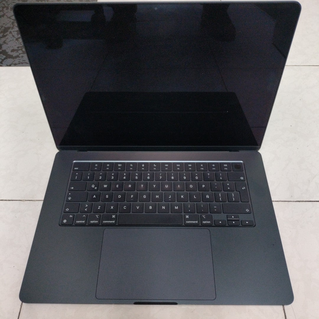 LAPTOP APPLE MACBOOK PRO 15" 2024 A3114 (8 CPU/10 GPU) 256 GB SSD 8 GB RAM (SEMINUEVO)