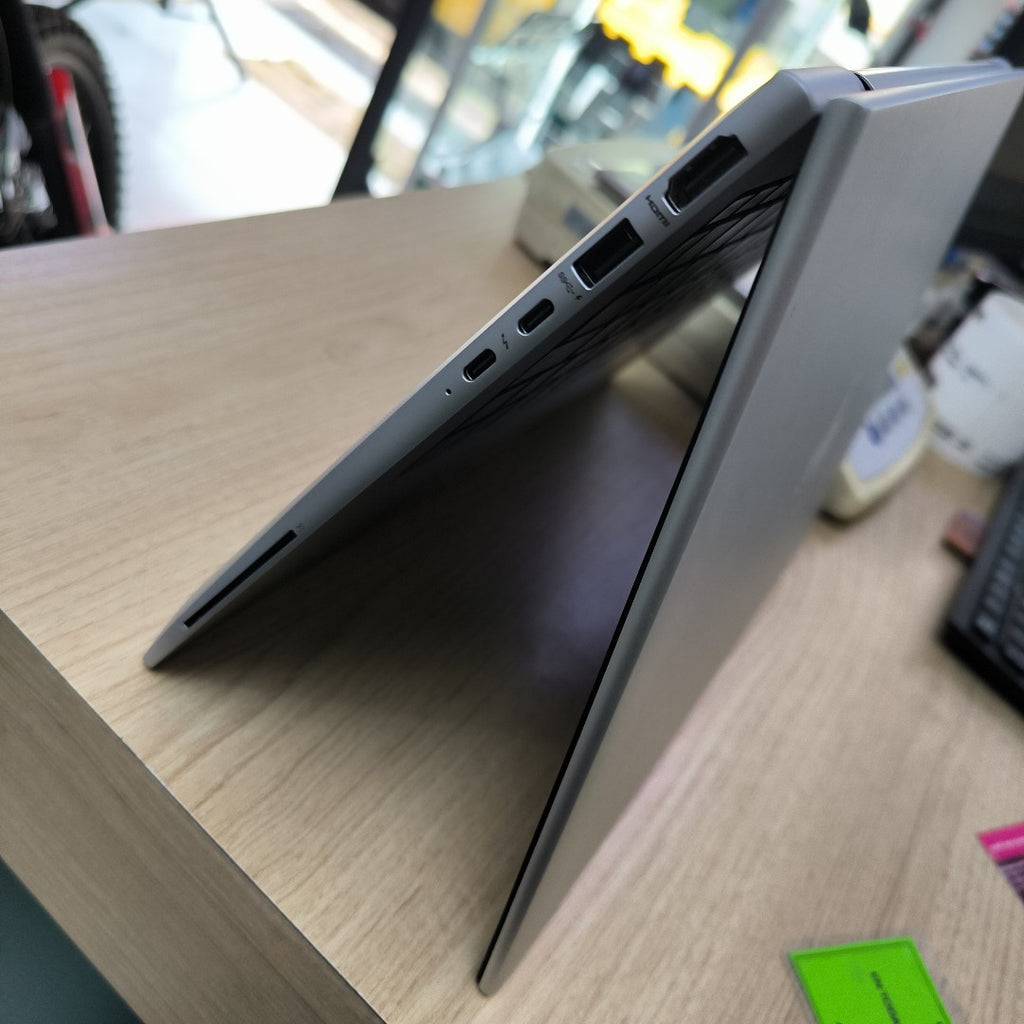 LAPTOP HP ELITEBOOK 840 G10 (2024) 256 GB SSD 16 GB RAM (SEMINUEVO)