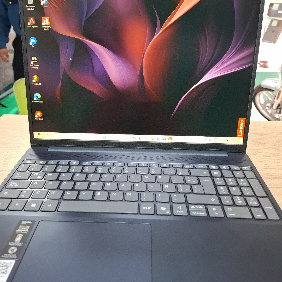 LAPTOP LENOVO IDEAPAD SLIM 3 15ARP10 (2025) 1 TB SSD 16 GB RAM (SEMINUEVO)