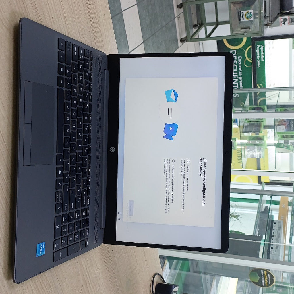 LAPTOP HP 250R G9 (2024) 512 GB SSD 16 GB RAM (SEMINUEVO)