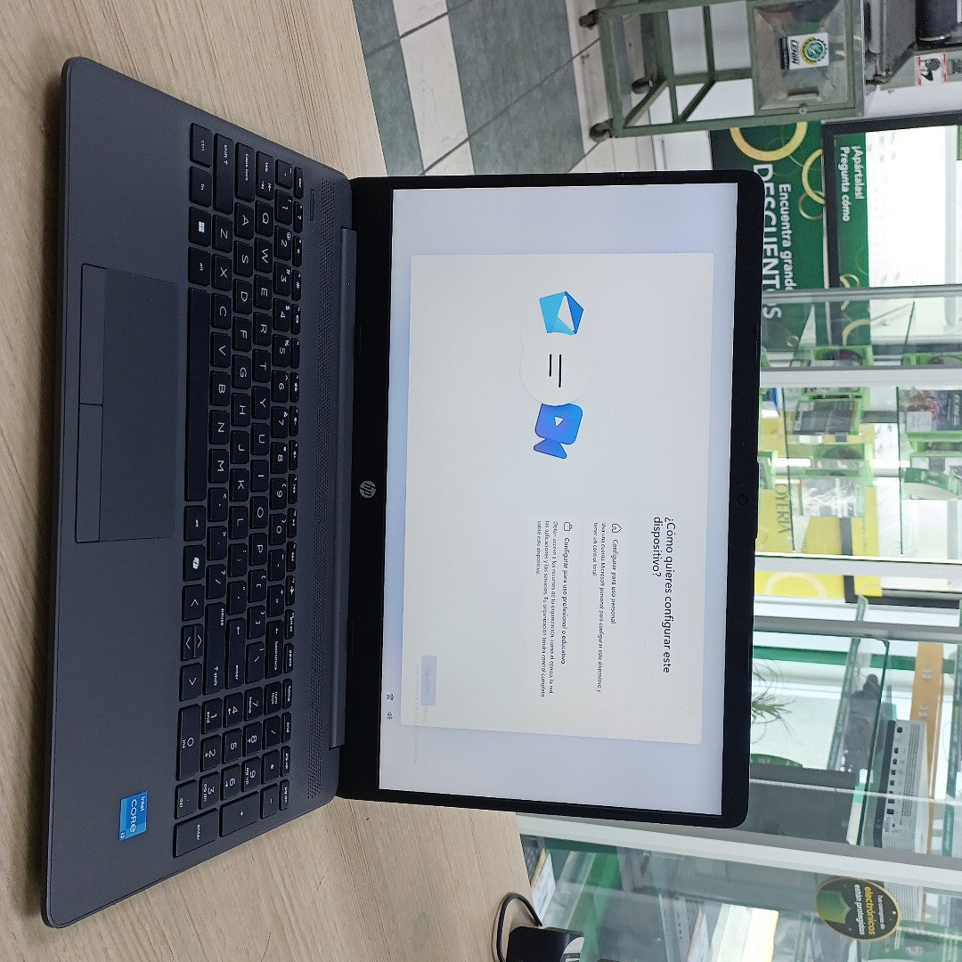 LAPTOP HP 250R G9 (2024) 512 GB SSD 16 GB RAM (SEMINUEVO)
