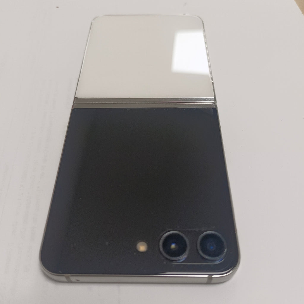 CELULAR SAMSUNG GALAXY Z FLIP 5 SM-F731B (2023) 256 GB 8 GB RAM (SEMINUEVO)