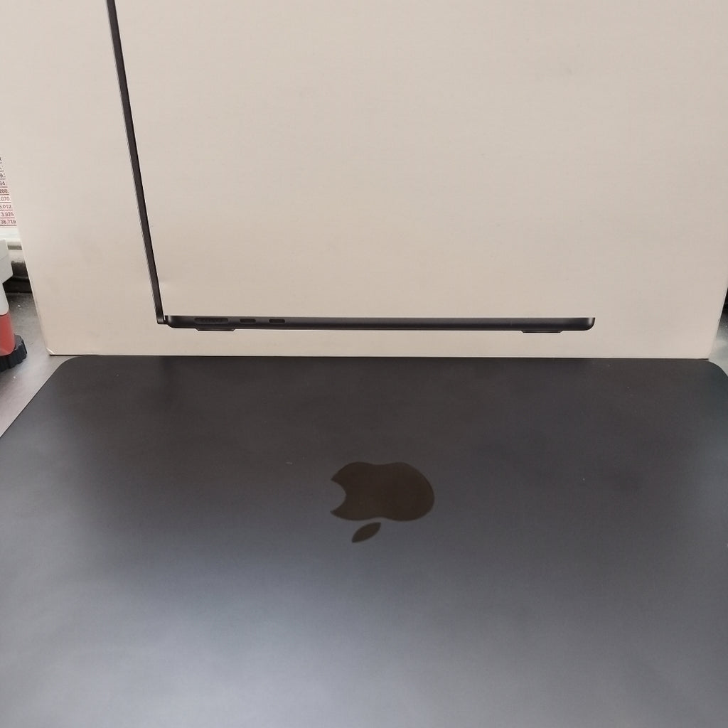 LAPTOP APPLE MACBOOK AIR 13" A3240 (2025) 512 GB SSD 24 GB RAM (SEMINUEVO)