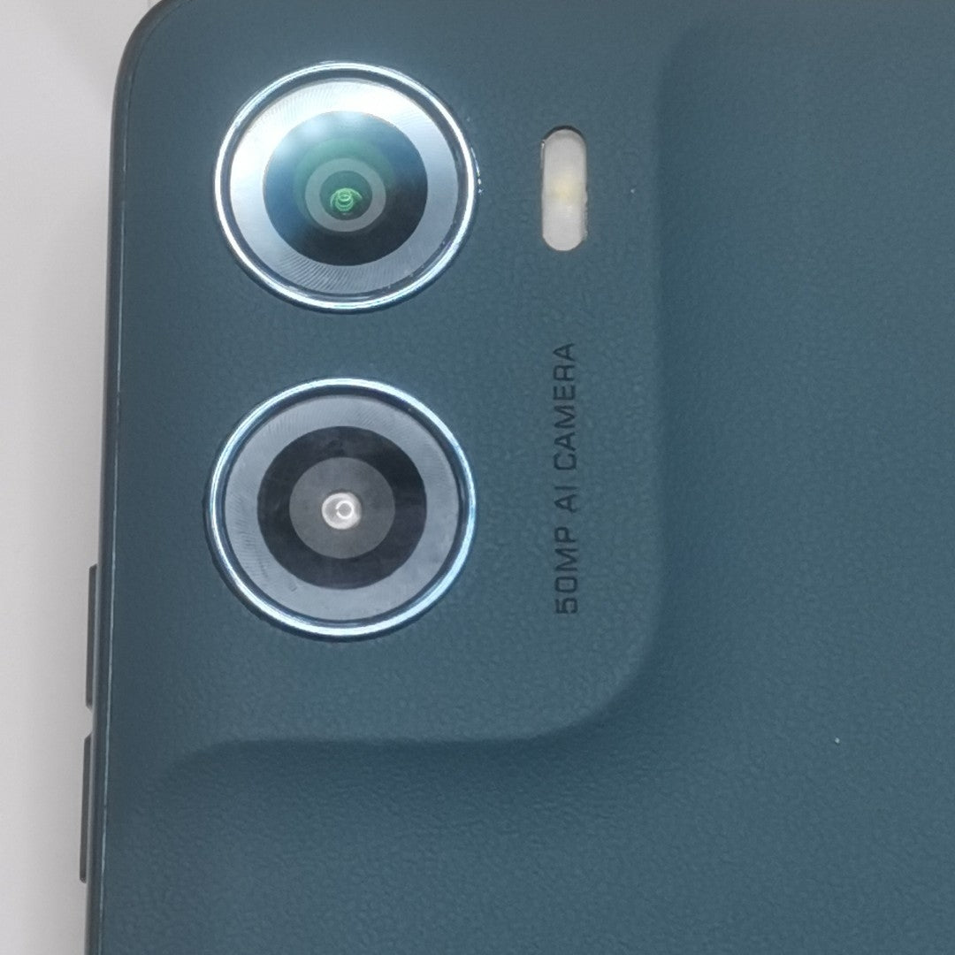 CELULAR MOTOROLA MOTO G06 XT2535-2 (2025) 64 GB 4 GB RAM (SEMINUEVO)