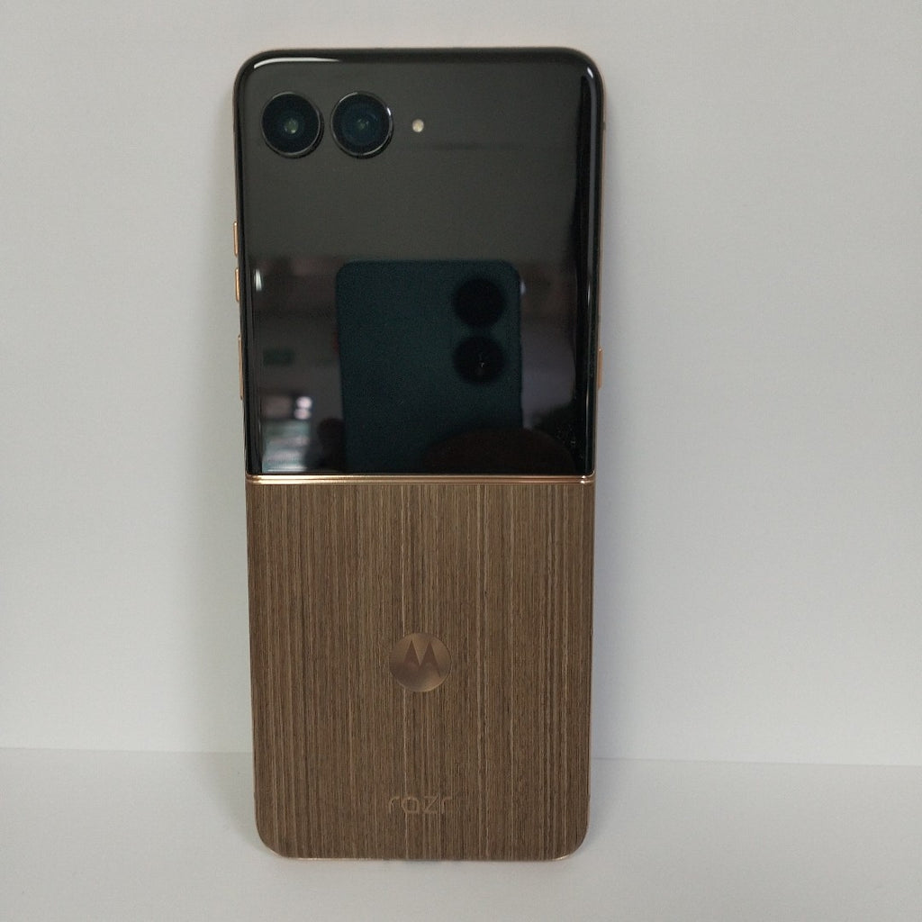 CELULAR MOTOROLA RAZR 60 ULTRA XT2551-6 (2025) 1 TB 16 GB RAM (SEMINUEVO)