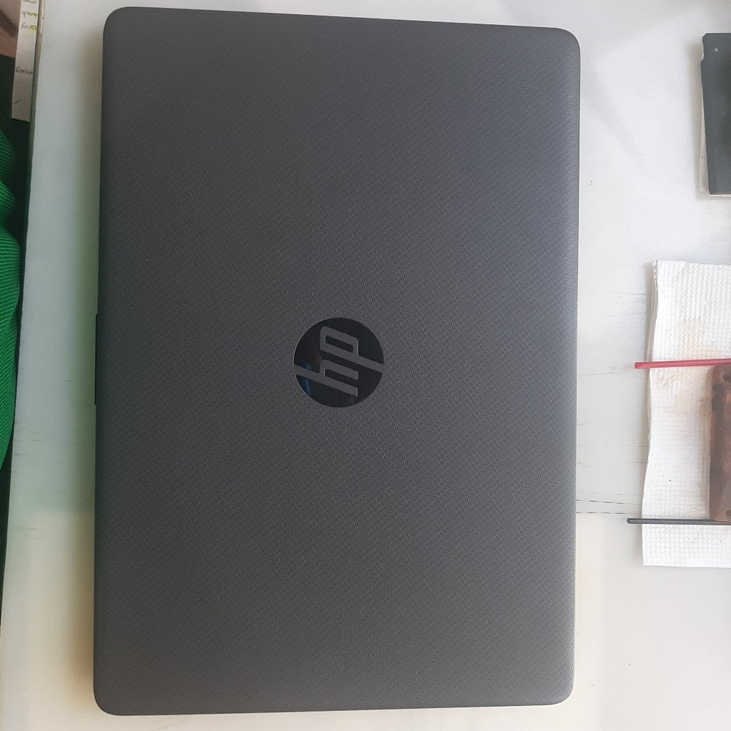LAPTOP HP 240 G9 (2023) 256 GB SSD 8 GB RAM (SEMINUEVO)