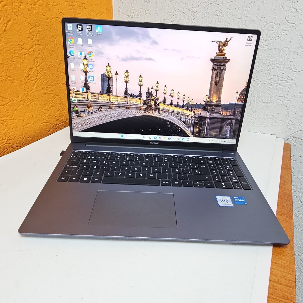 LAPTOP HUAWEI MATEBOOK D16 MCLG-X (2024) 1 TB SSD 16 GB RAM (SEMINUEVO)