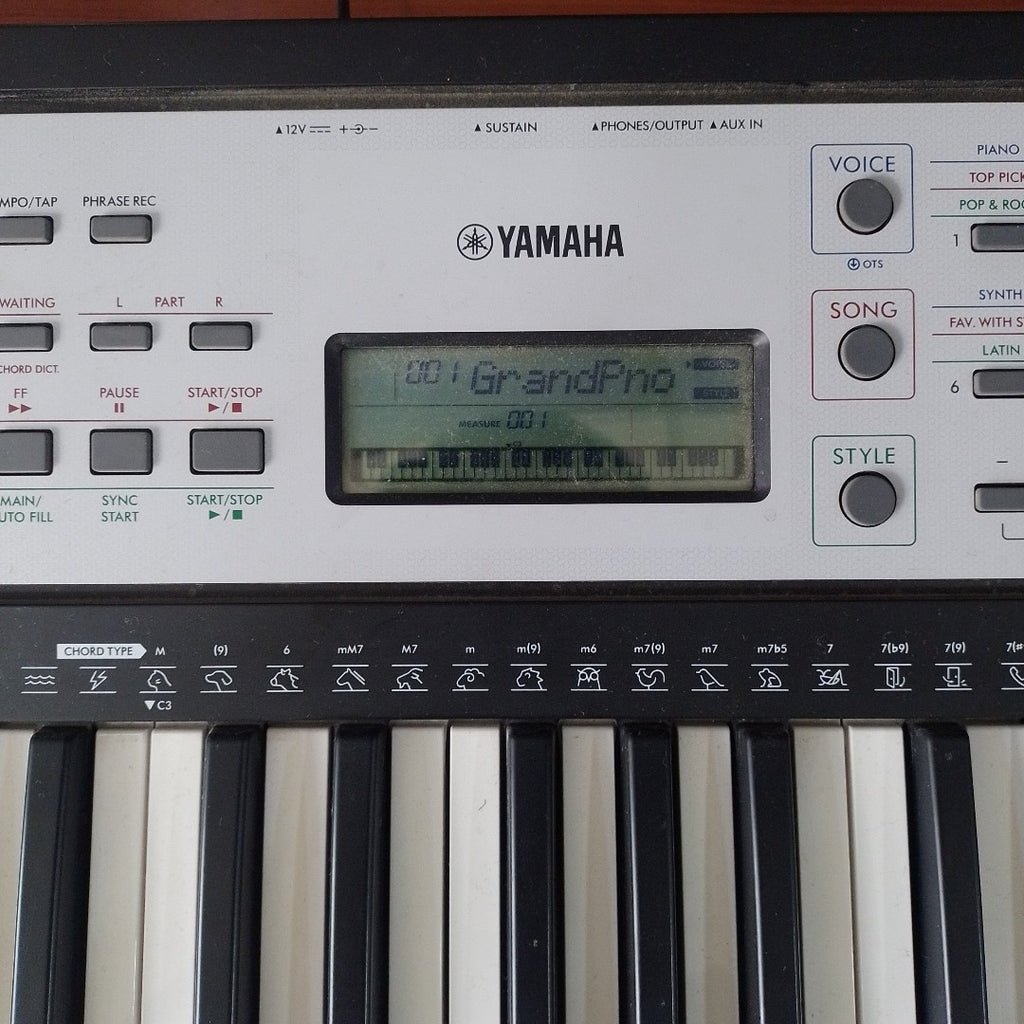 TECLADO YAMAHA YPT-270 61 TECLAS PANTALLA LCD (SEMINUEVO)