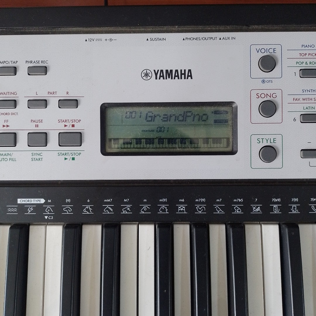 TECLADO YAMAHA YPT-270 61 TECLAS PANTALLA LCD (SEMINUEVO)