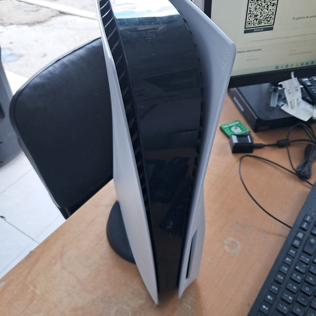 CONSOLA DE VIDEOJUEGO SONY PS5 825 SSD (SEMINUEVO)