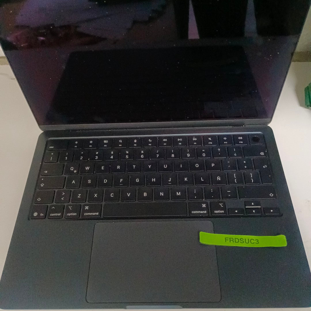 LAPTOP APPLE MACBOOK AIR 13" A3240 (2025) 256 GB SSD 16 GB RAM (SEMINUEVO)