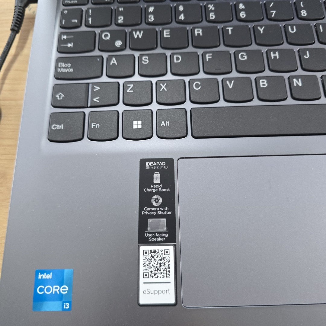 LAPTOP LENOVO IDEAPAD SLIM 3 15IRU8 (2025) 512 GB SSD 8 GB RAM (SEMINUEVO)