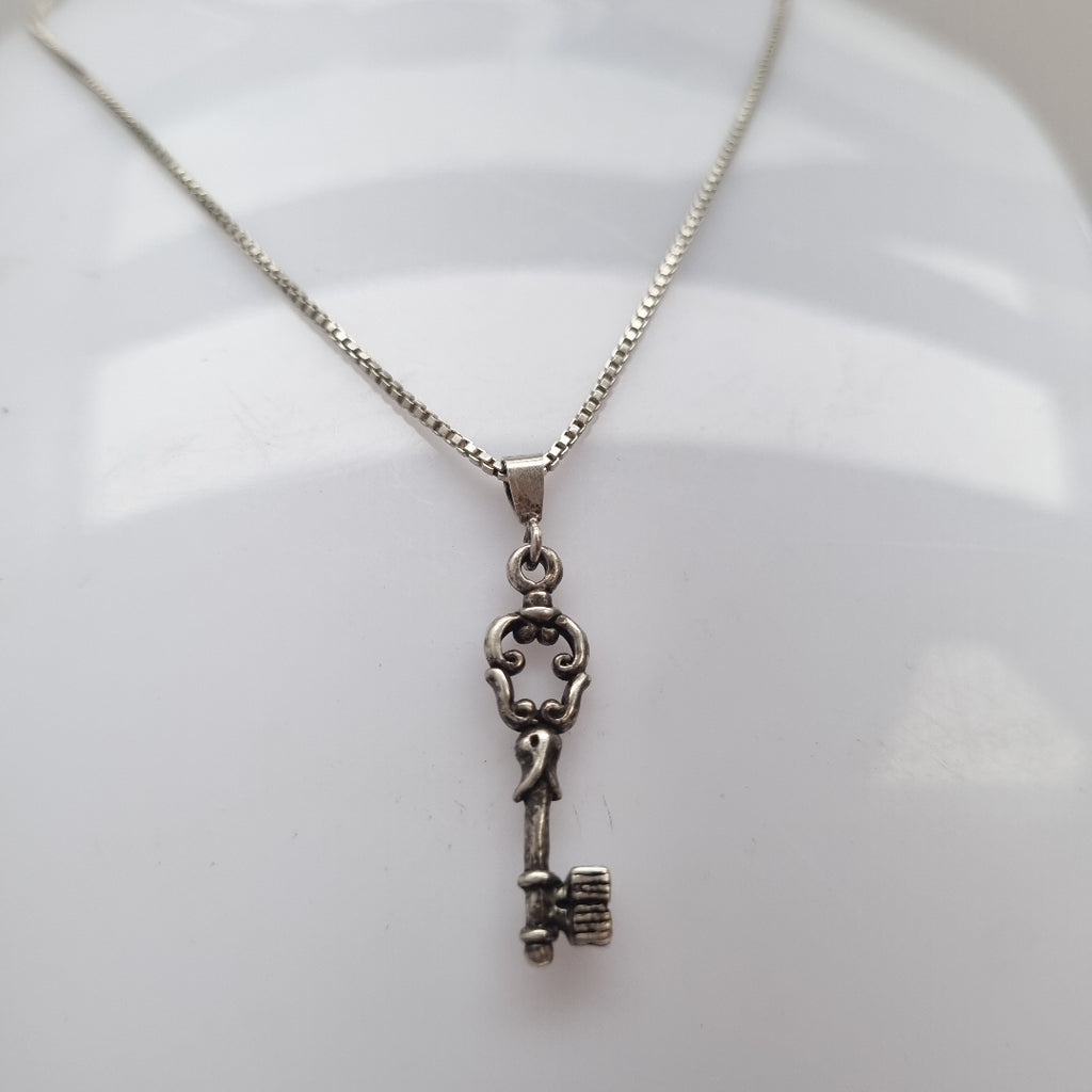 CADENA, DIJE PLATA 4.3 GRMS (SEMINUEVO)