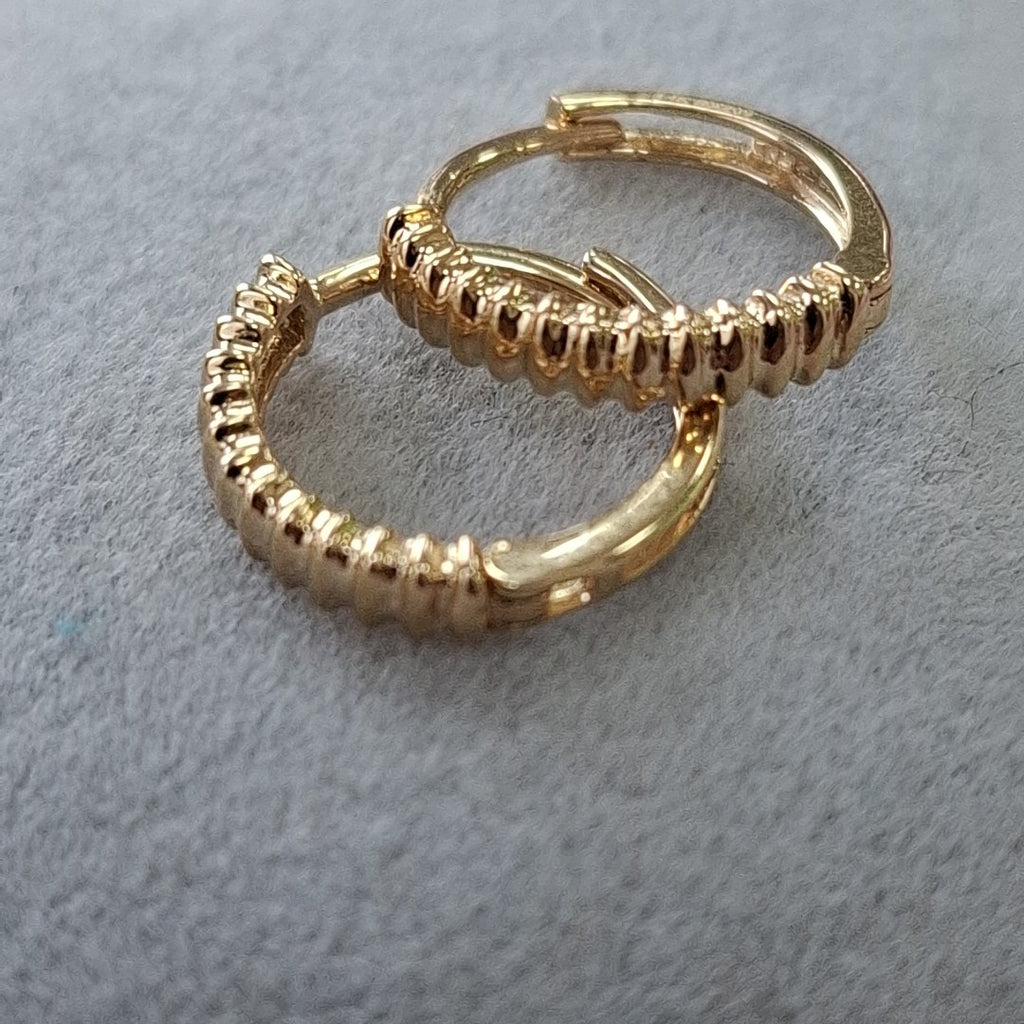 HUGGIES ORO 14K 1.2 (NUEVO)