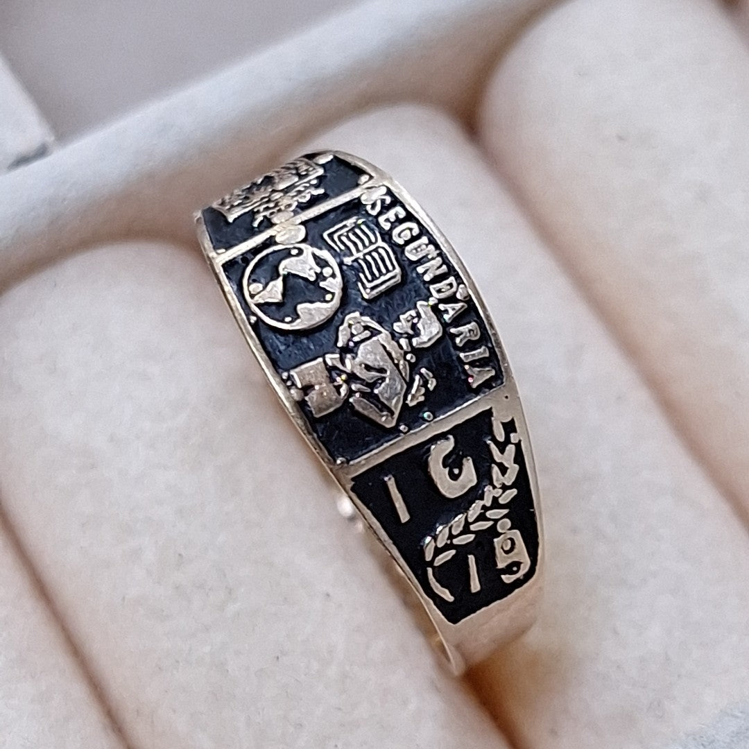 ANILLO DE GRADUACIÓN ORO 8 K 1.3 GRMS (SEMINUEVO)